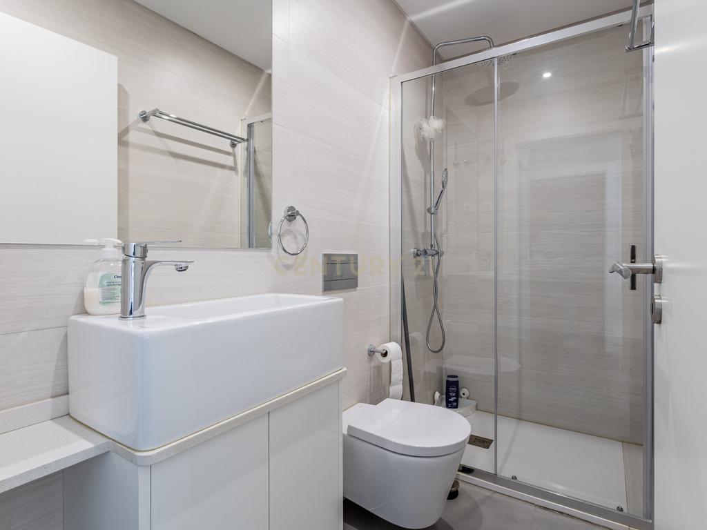 Luxuosa Moradia T5 em Odivelas com Vista Panorâmica - Image 37
