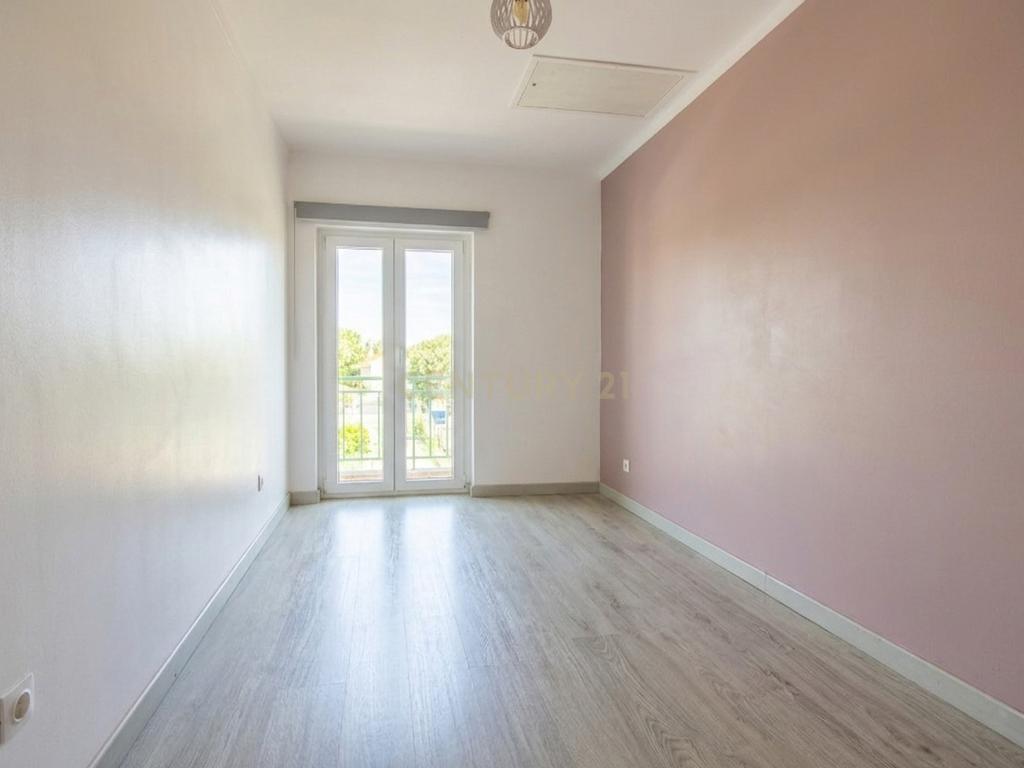 Moradia em Banda T3 com Sótão Aproveitado e Espaço Exterior – Casal Bolinhos, Azeitão - Image 12