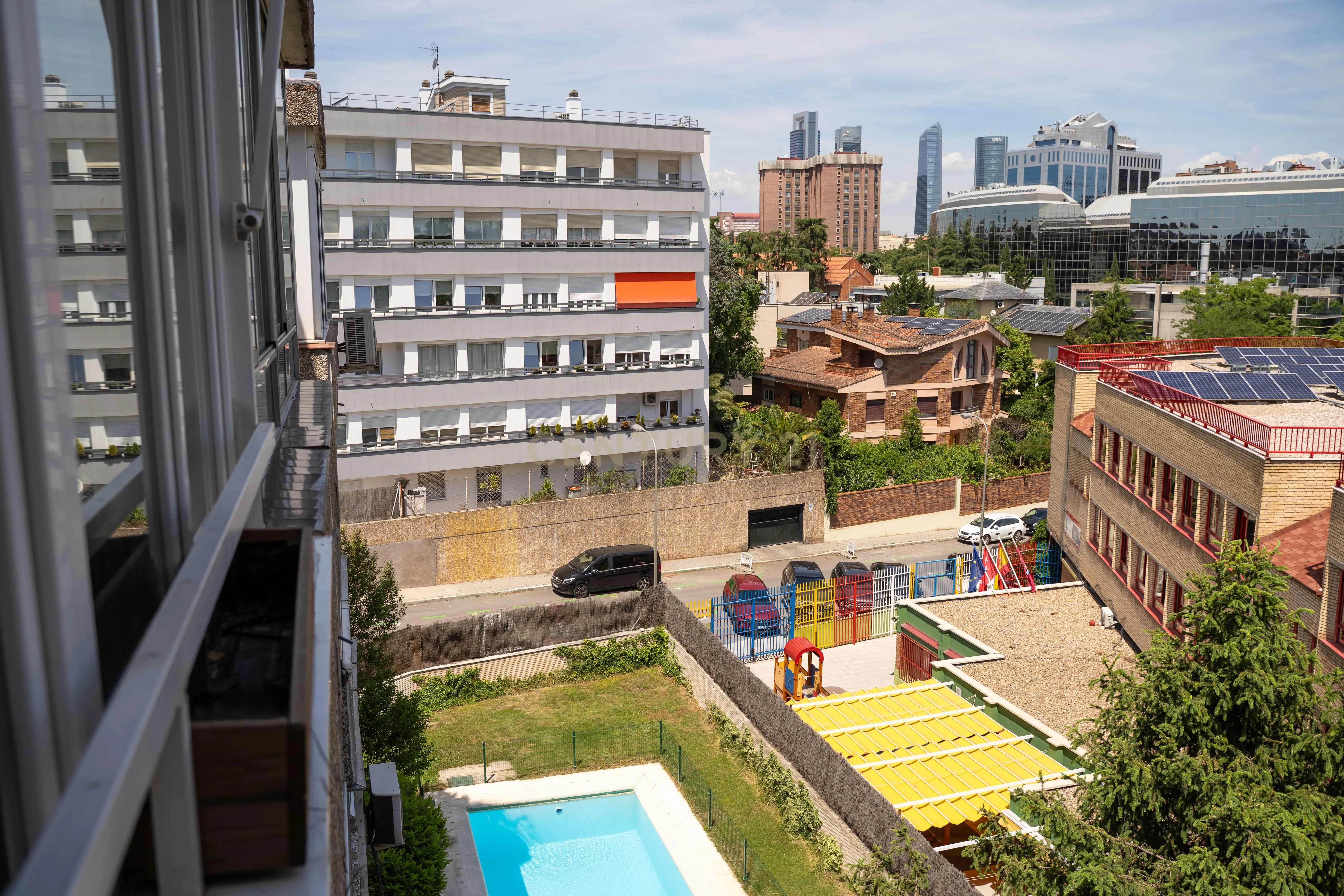 Vive numa urbanização com jardim e piscina. - Image 1