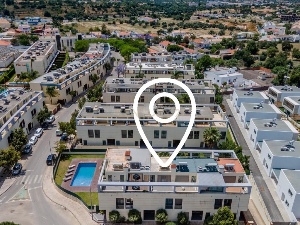 Moradia T2+1 geminada | Piscina - Garagem | Localização: Ferreiras, Centro - Image 6