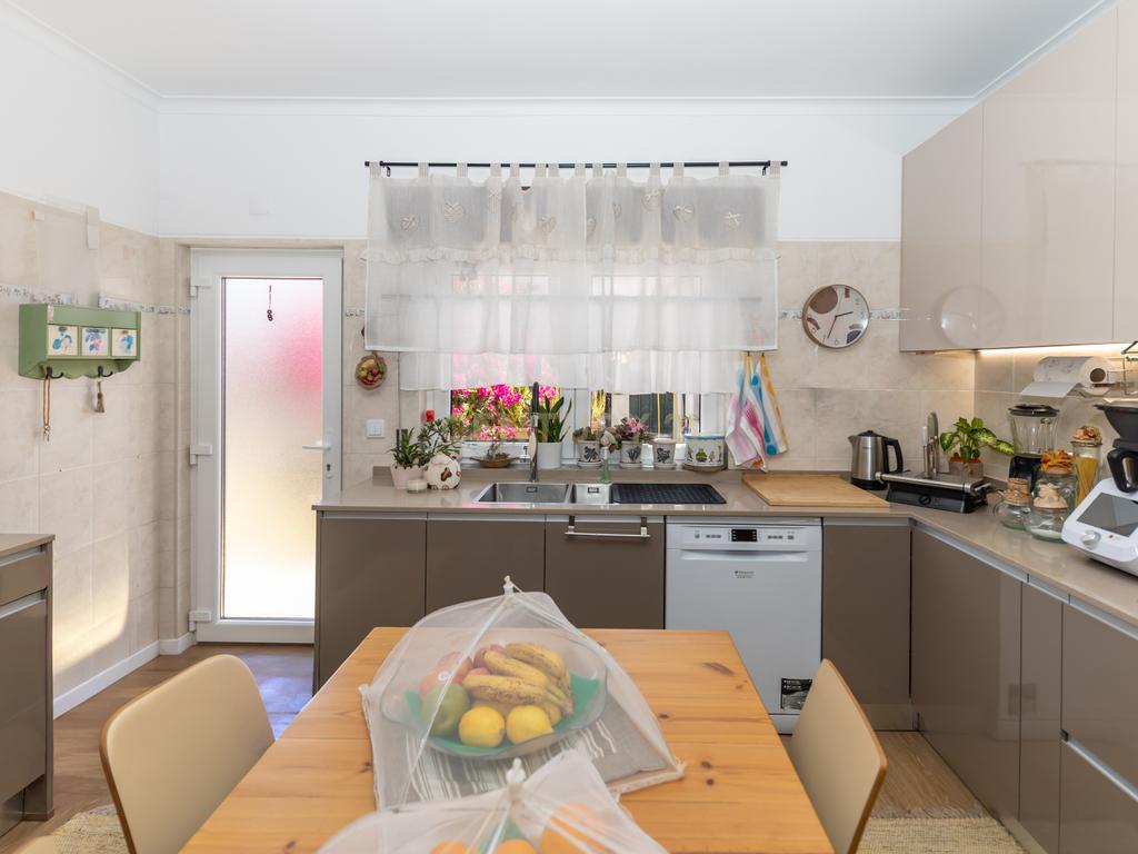 Moradia T5 no centro da Quinta do Conde – Espaço, Conforto e Localização Perfeita - Image 20