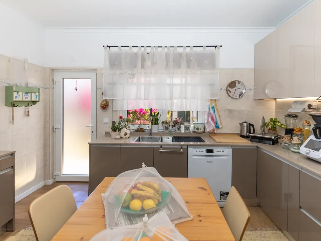 Moradia T5 no centro da Quinta do Conde – Espaço, Conforto e Localização Perfeita - Image 20