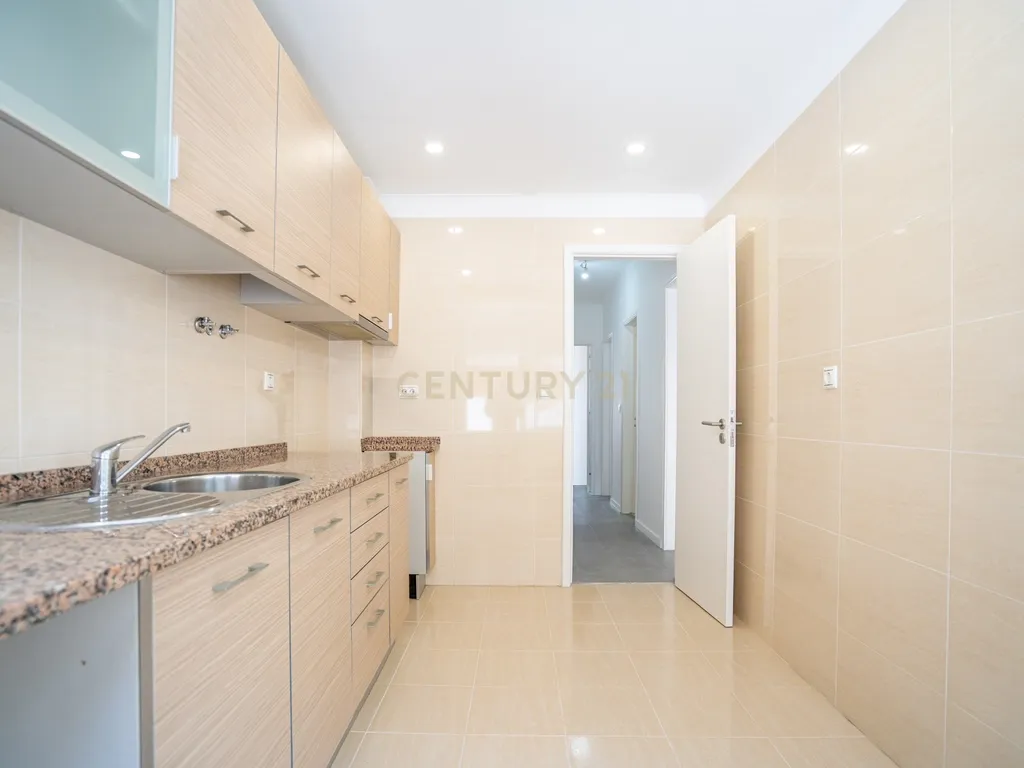 Apartamento Remodelado em Moscavide, Loures - 2 Quartos com Terraço - Image 11