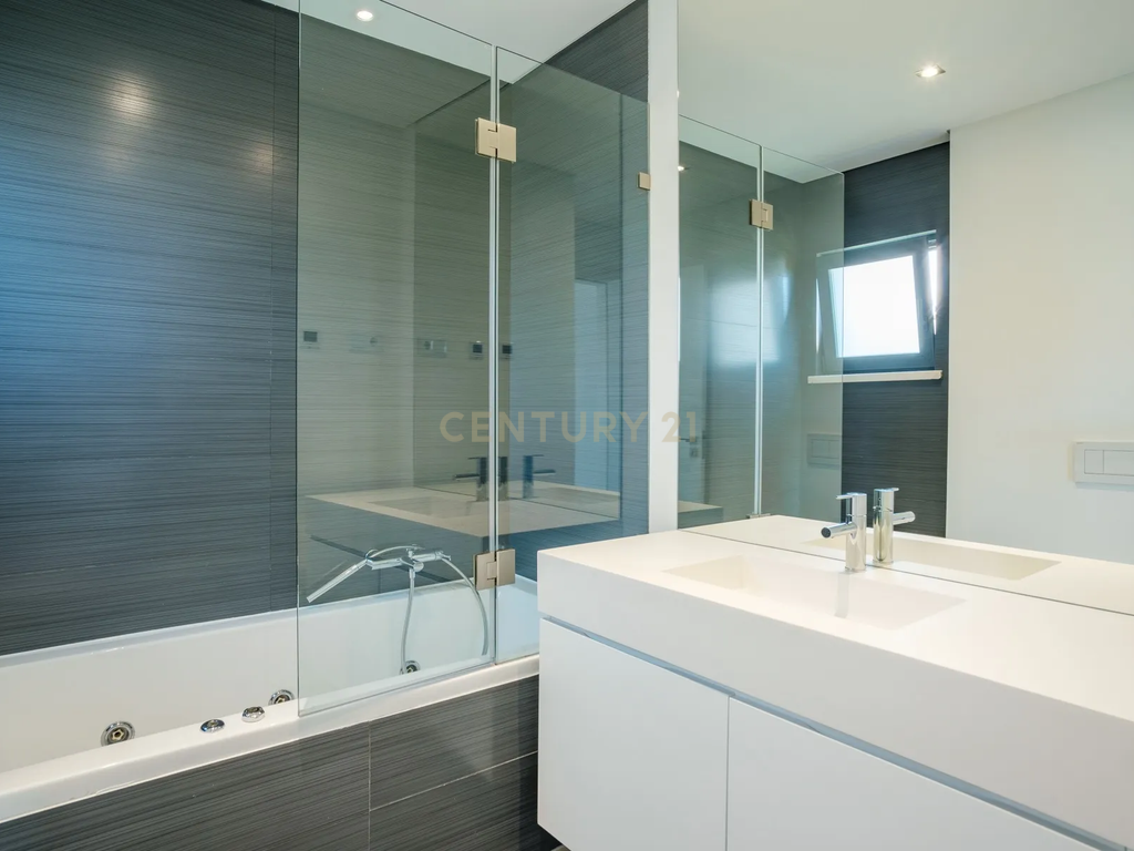 Moradia Independente T5 de Luxo com Piscina e Garagem a 5 minutos do Kings College - Image 12