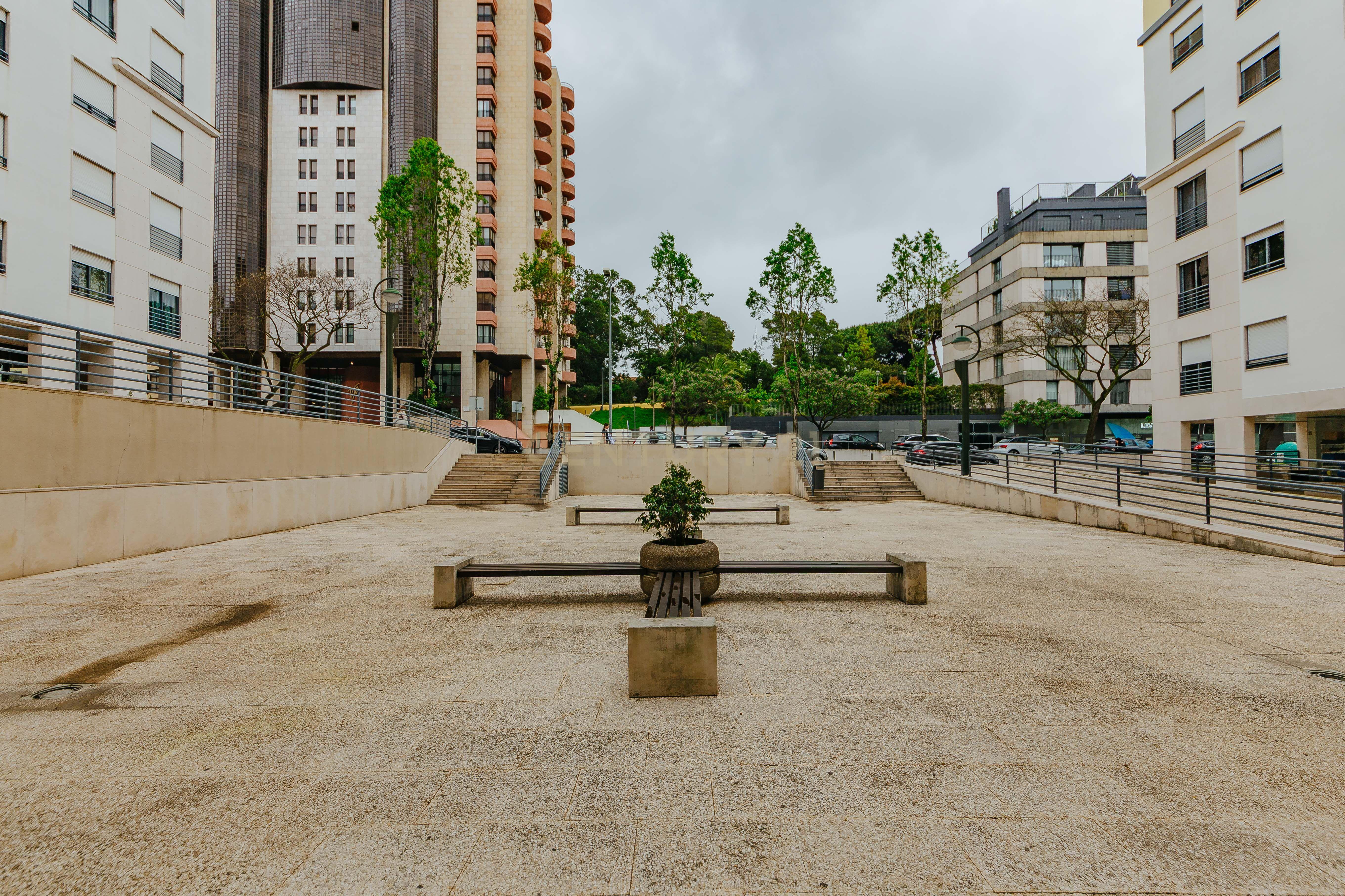 Espaço comercial na prestigiada urbanização do Alto Dos Moinhos - Image 11
