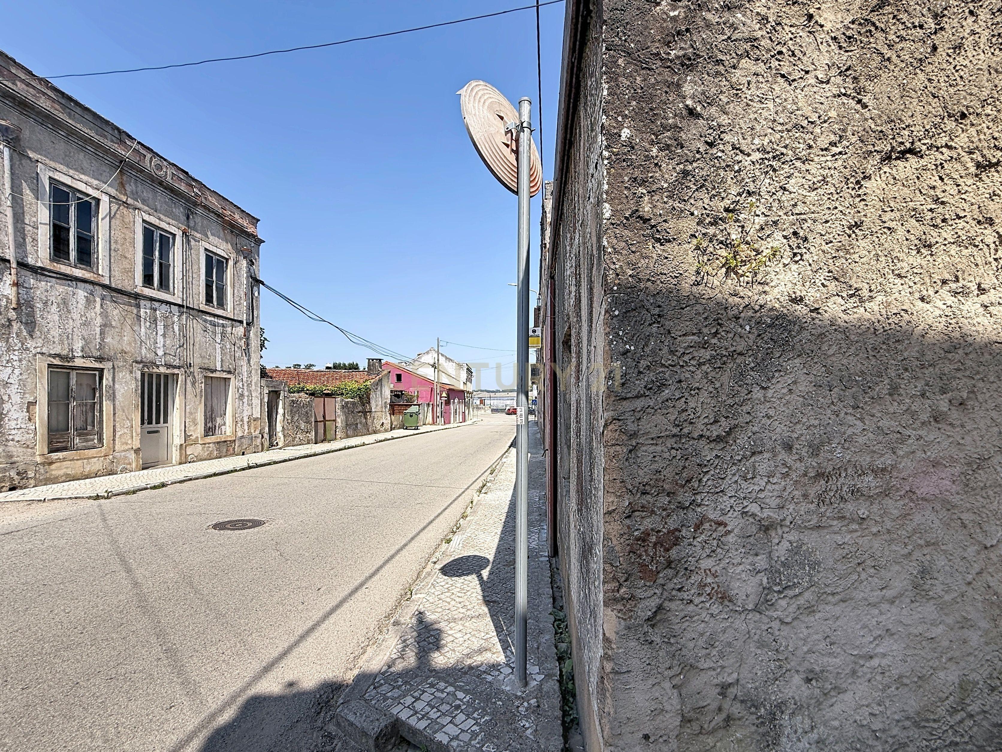 Fotografia 2 de Arrecadação para Venda com Potencial de Conversão em T2 | Centro de Valado dos Frades