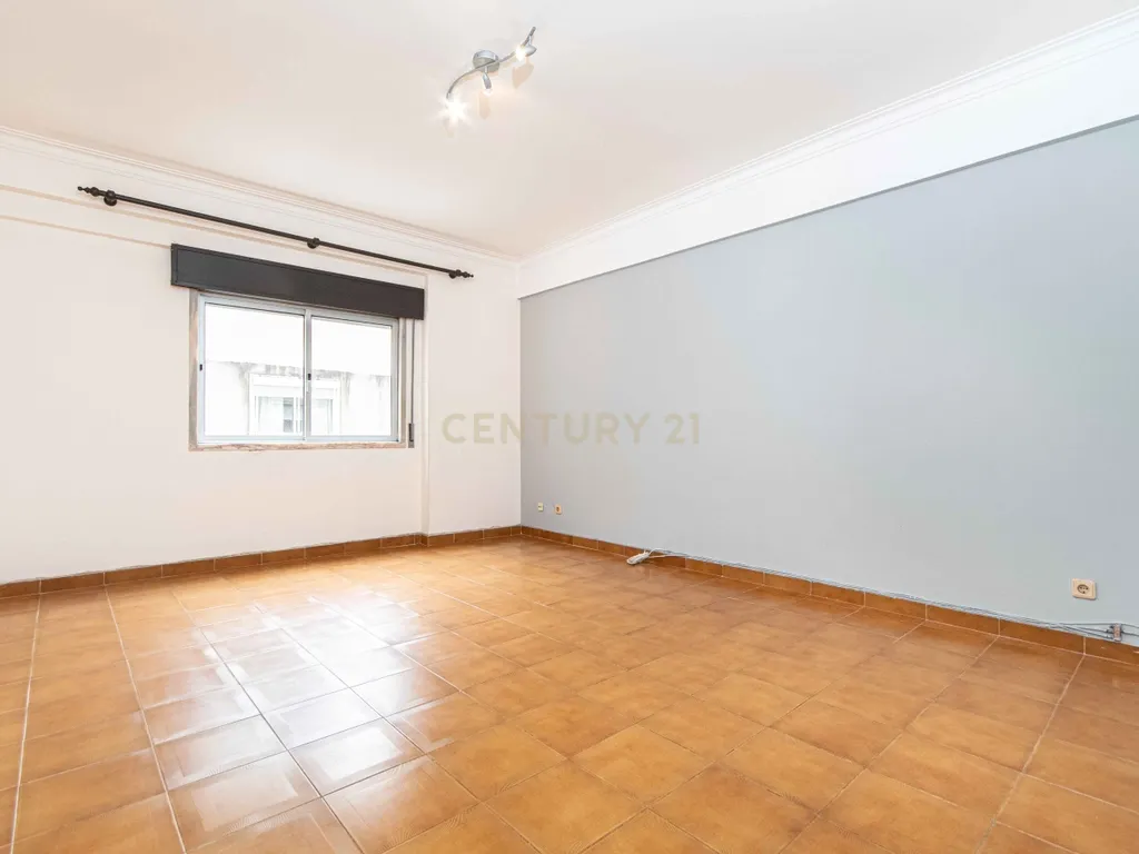 Apartamento T3 + 74m2 de área extra em Agualva-Cacém - Image 3