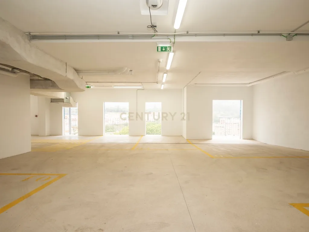 Arrenda-se apartamento T2 (111m2) na Estrela, Lisboa - Image 19