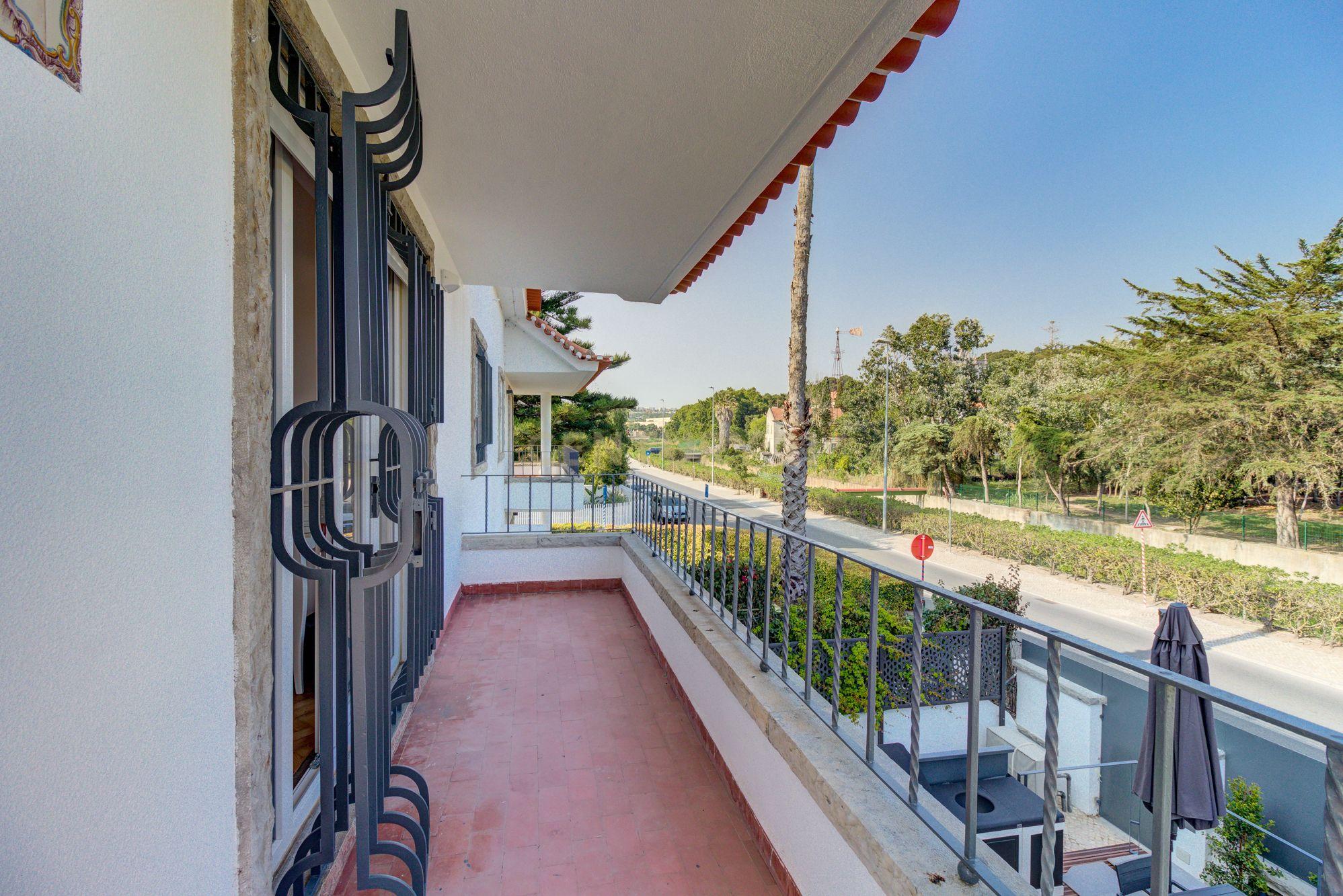 Moradia T4+1 com piscina, terraço e garagem perto da praia - Image 32