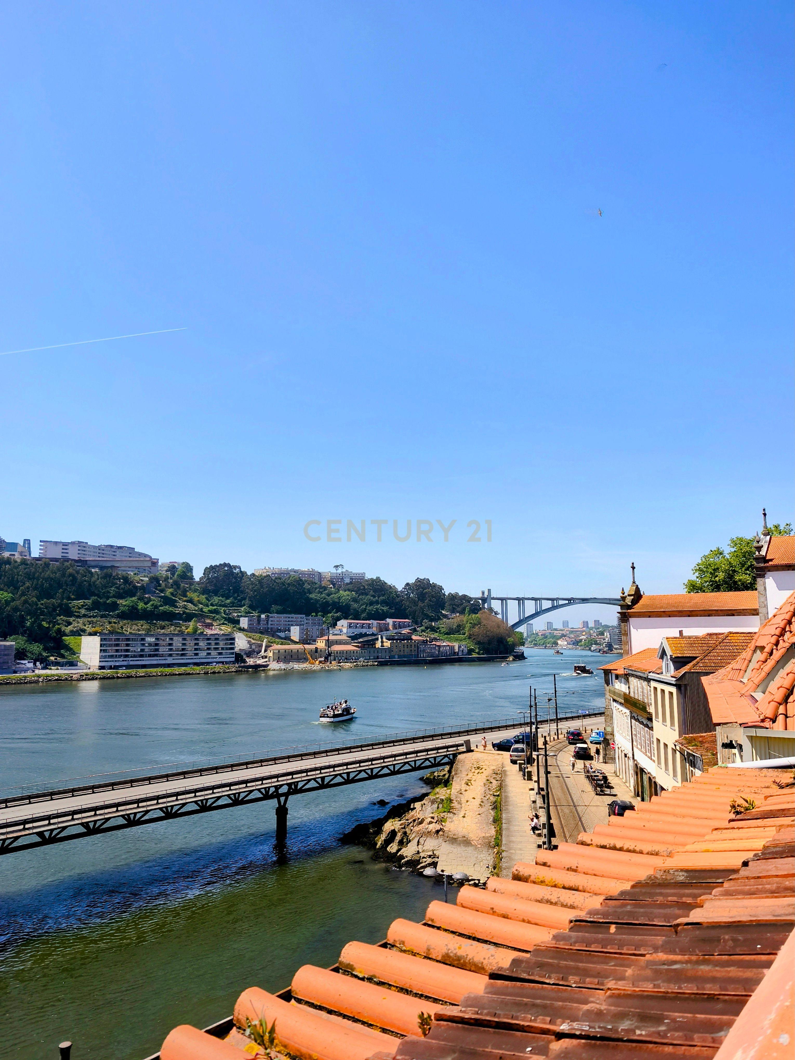 Fotografia 4 de Apartamento Último Andar - Rua Cais das Pedras , rio Douro Porto