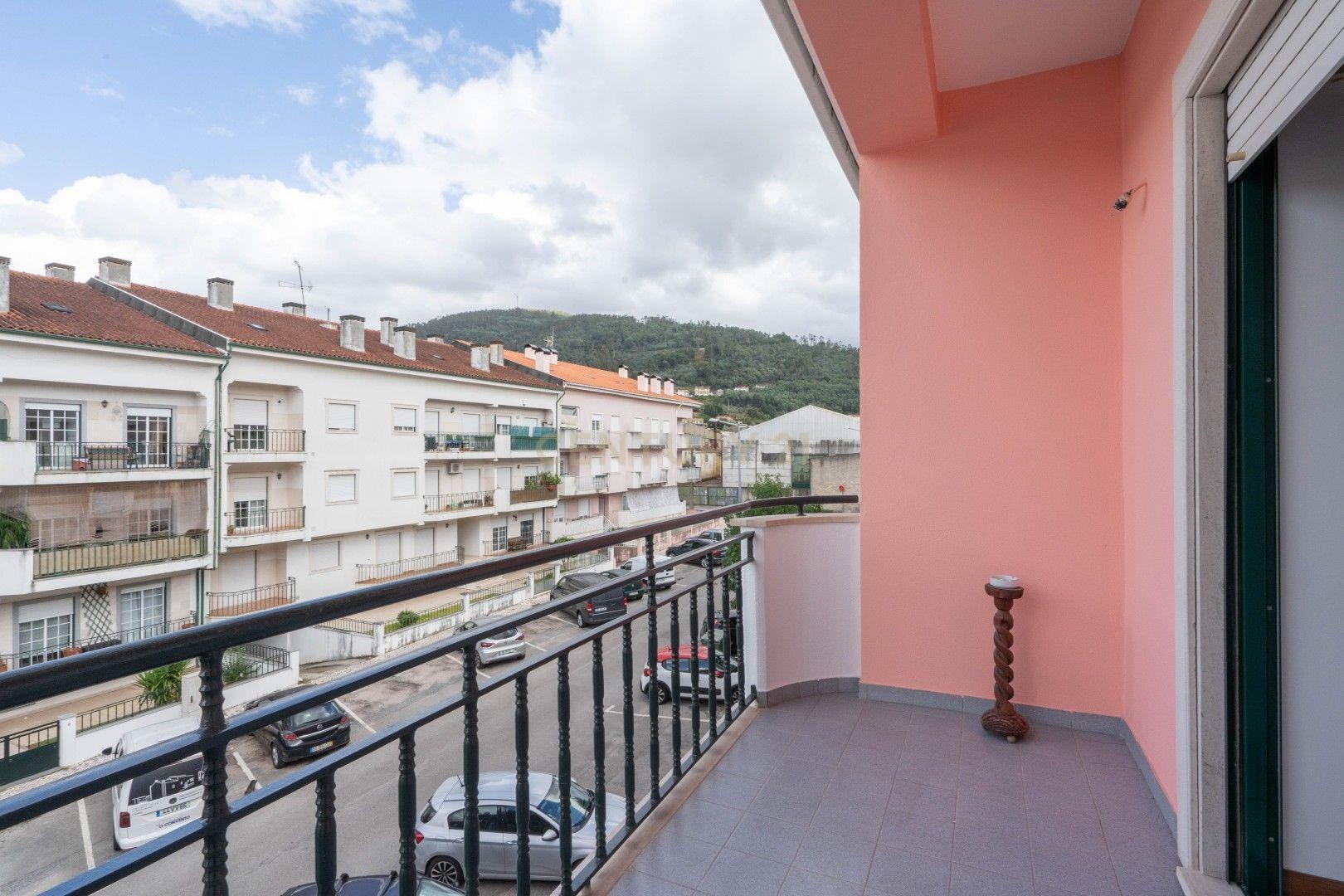 Fotografia 9 de Moderno T1+2 em Lousã com 2 Casas de Banho - Quase Novo