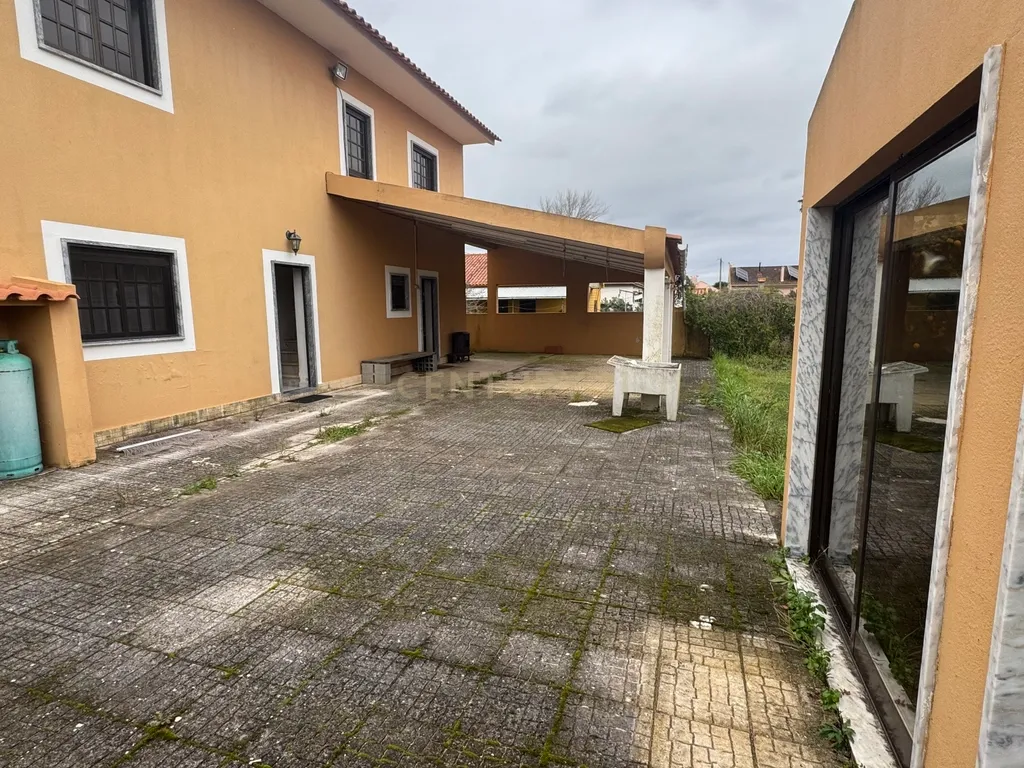 Espetacular Moradia T4 com Jardim e Vista Campestre em Alenquer - Image 7