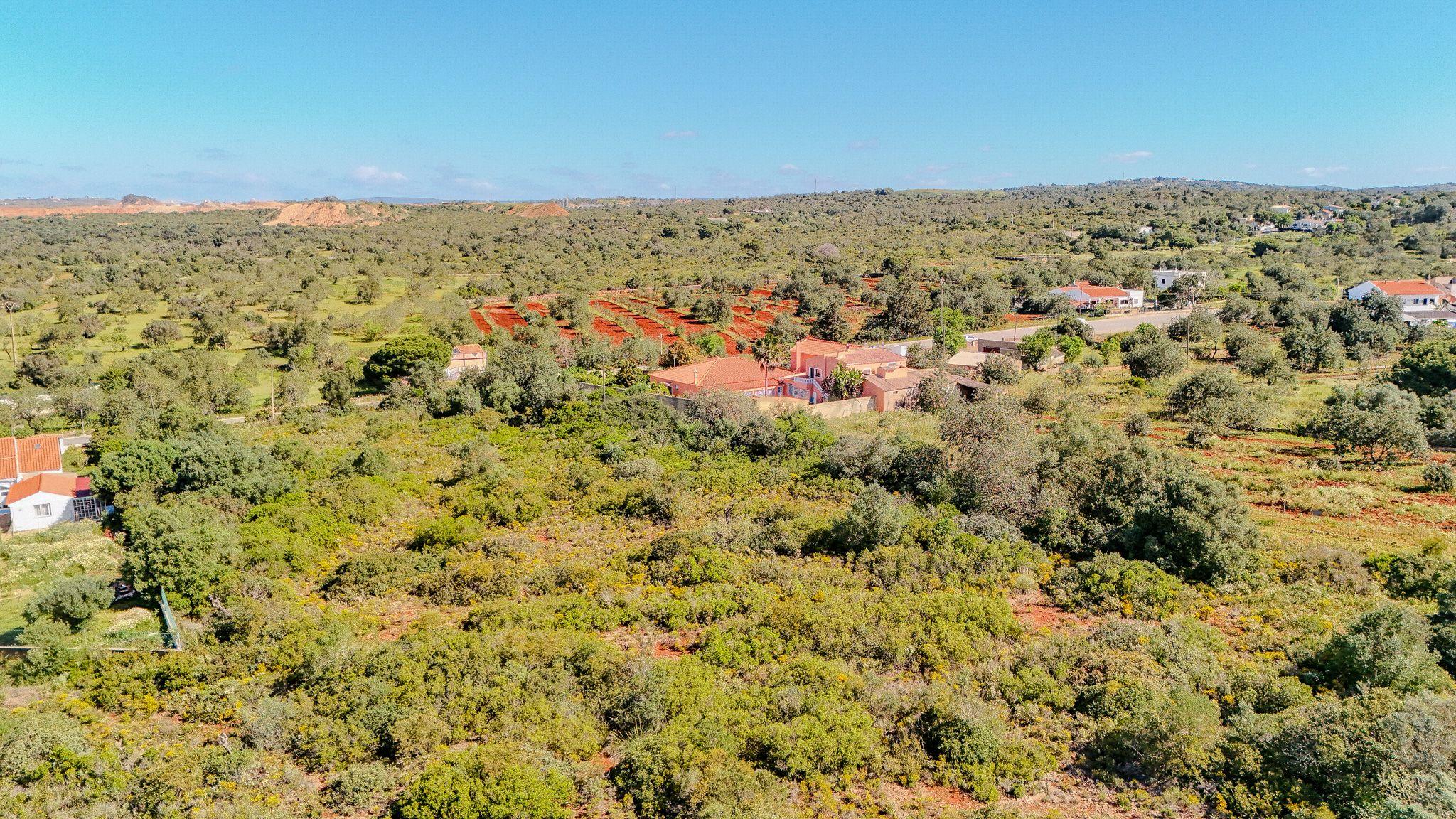 Terreno com Localização Estratégica e Acesso Direto à N125 – Albufeira - Image 11
