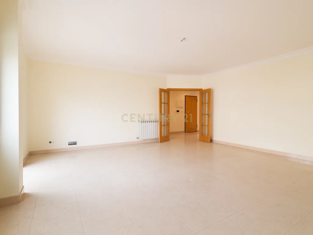 Apartamento T4 no Centro de Odivelas com Parqueamento para 3 Viaturas - Image 2