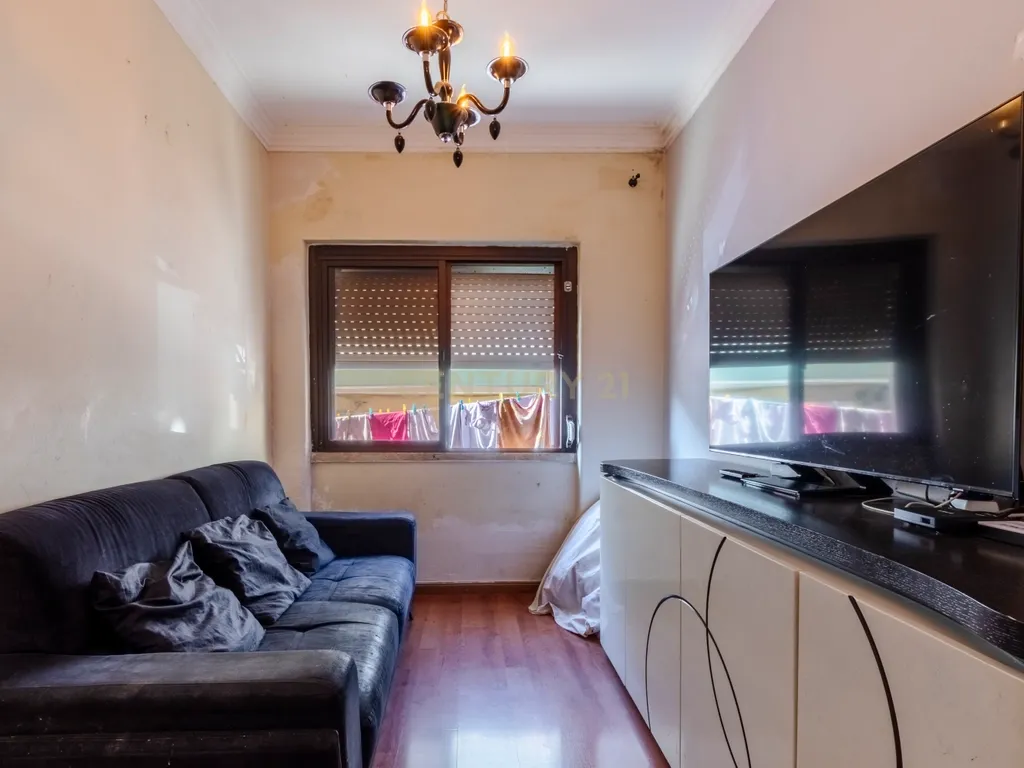 T2 com Potencial no Coração de Cacilhas Prático, Central e com o Charme da Tradição - Image 1