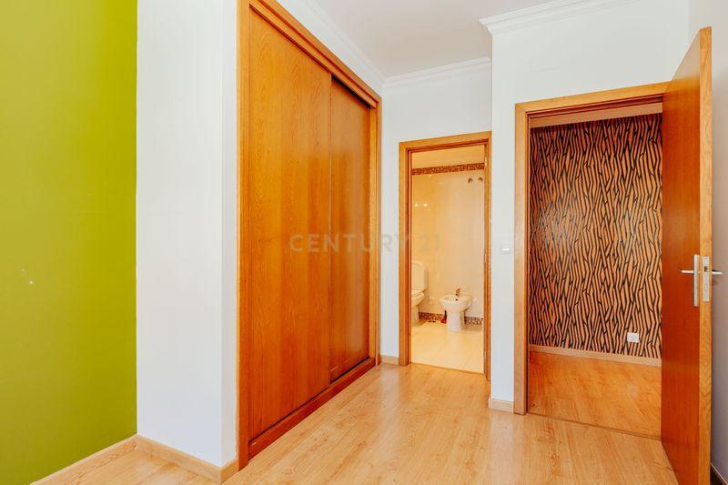 Apartamento T2 em Odivelas com Box e Varanda - Image 11