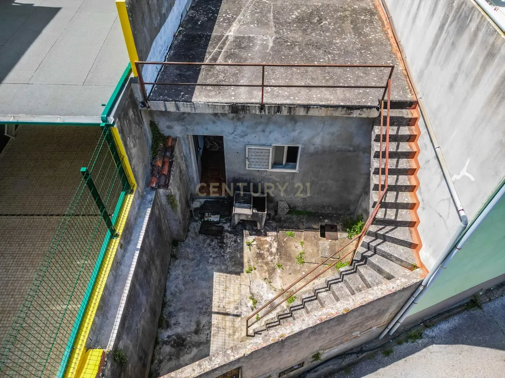 Oportunidade única em Abrunheira! Moradia T3+2 com terraço e vistas panorâmicas - Image 13