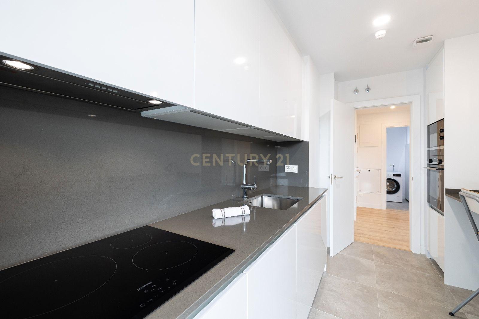 Apartamento Novo em Málaga com 3 Quartos e Despesas Incluídas - Image 2