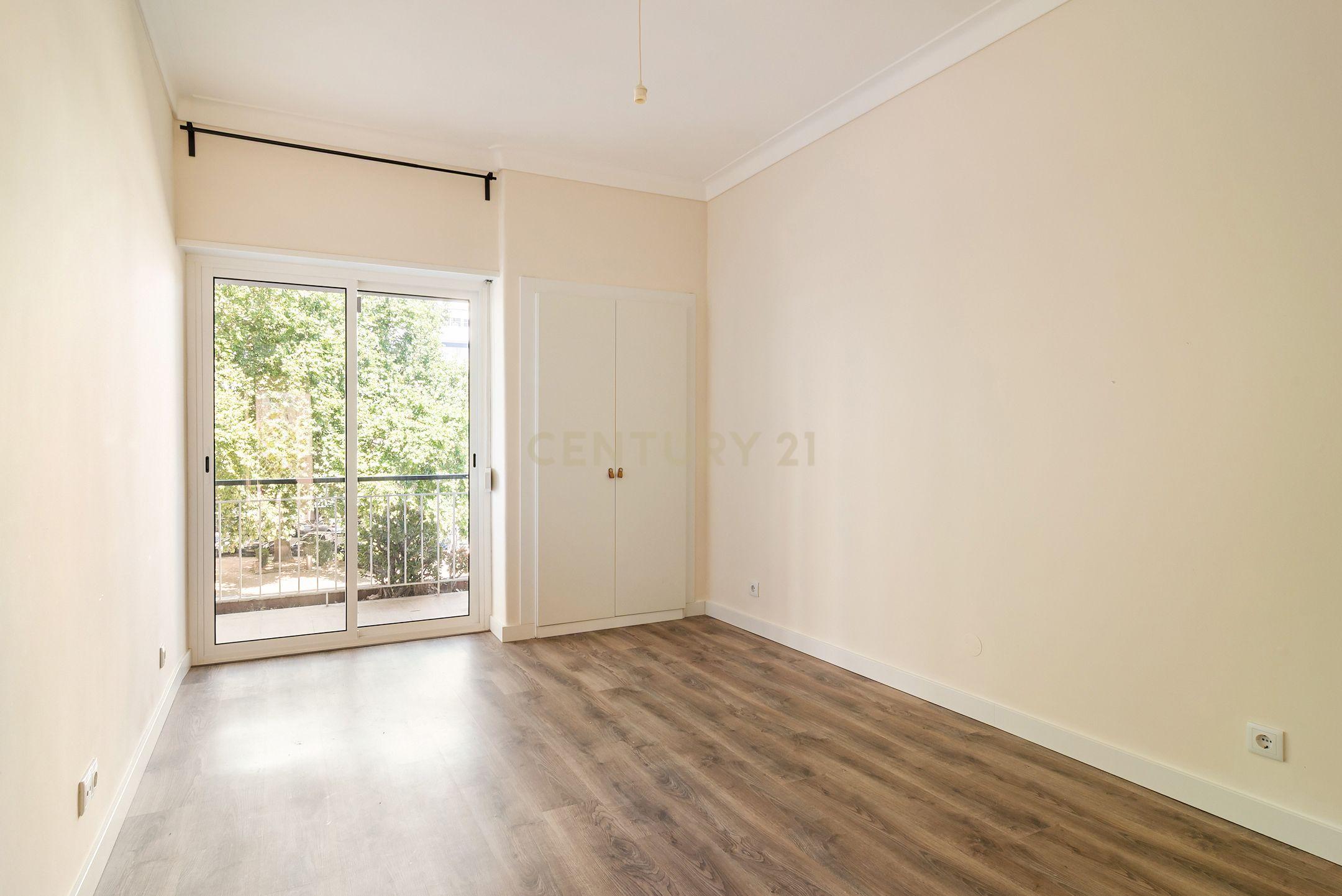 T2 com 130 m² para Arrendamento | Varanda com Vista para Jardim | Elevador - Image 6