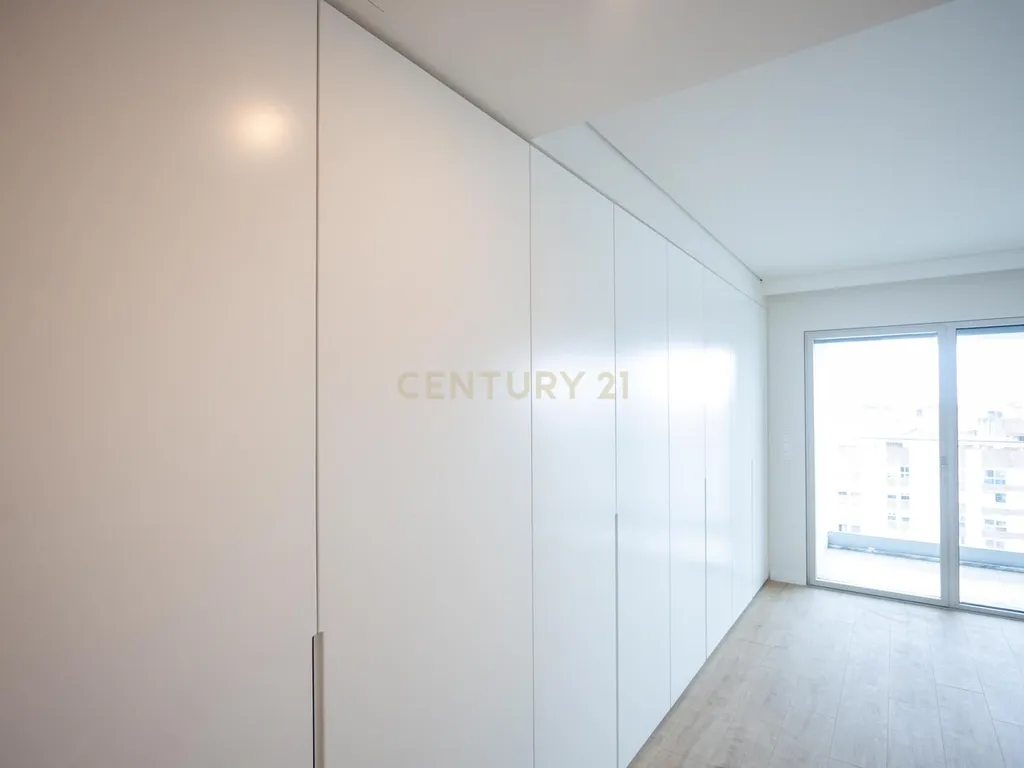 Apartamento T4 duplex com 3 estacionamentos e piscina privativa - Areeiro - Image 10