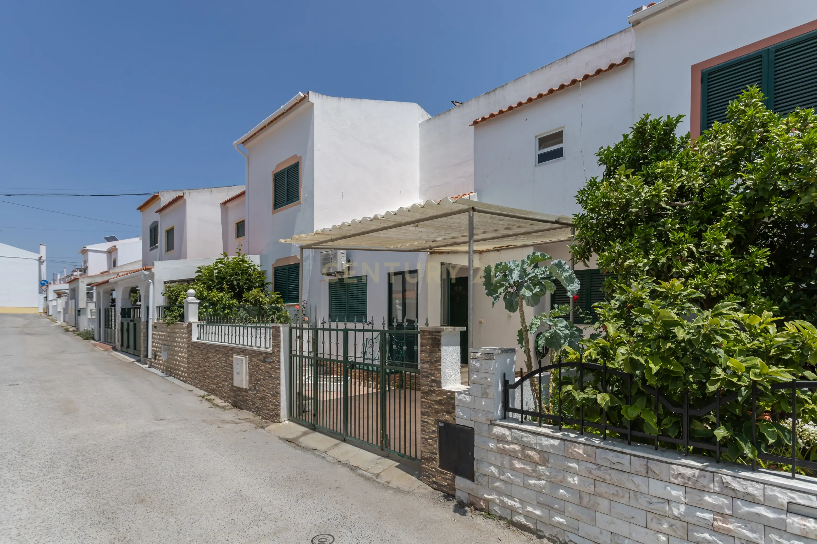 Moradia T3 Renovada com Painéis Solares, Ar Condicionado e 2 Logradouros | Manteigadas - Setúbal - Image 2