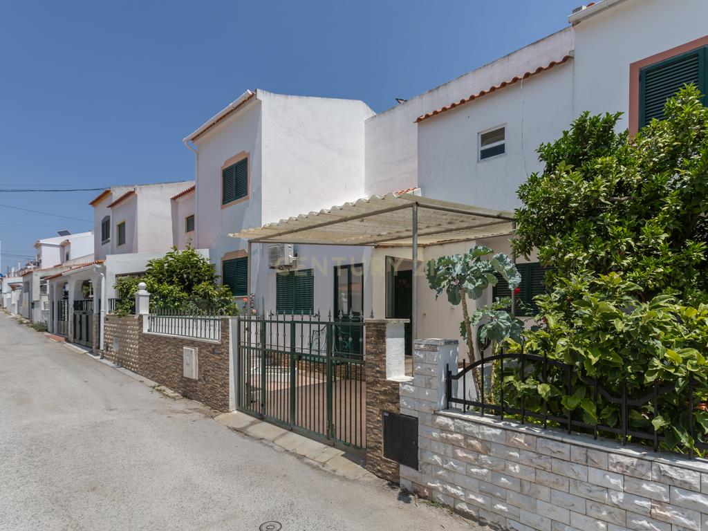 Moradia T3 Renovada com Painéis Solares, Ar Condicionado e 2 Logradouros | Manteigadas - Setúbal - Image 2