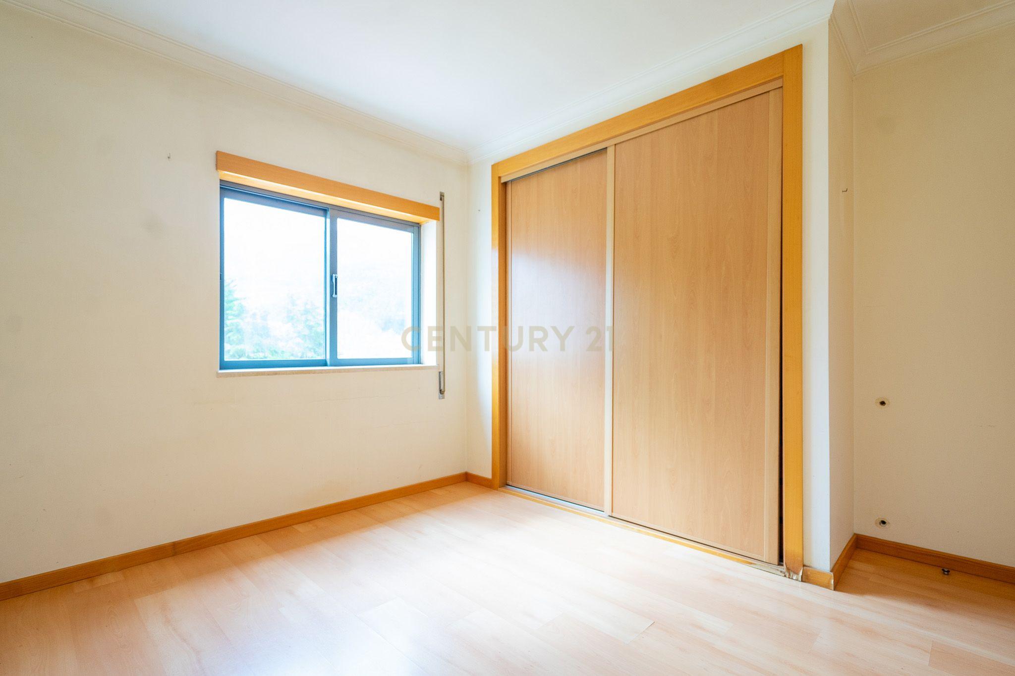 Duplex T3 + 1 em bom estado com varandas, garagem ,jardim numa zona sossegada e transportes públicos a pé - Lousã - Image 21