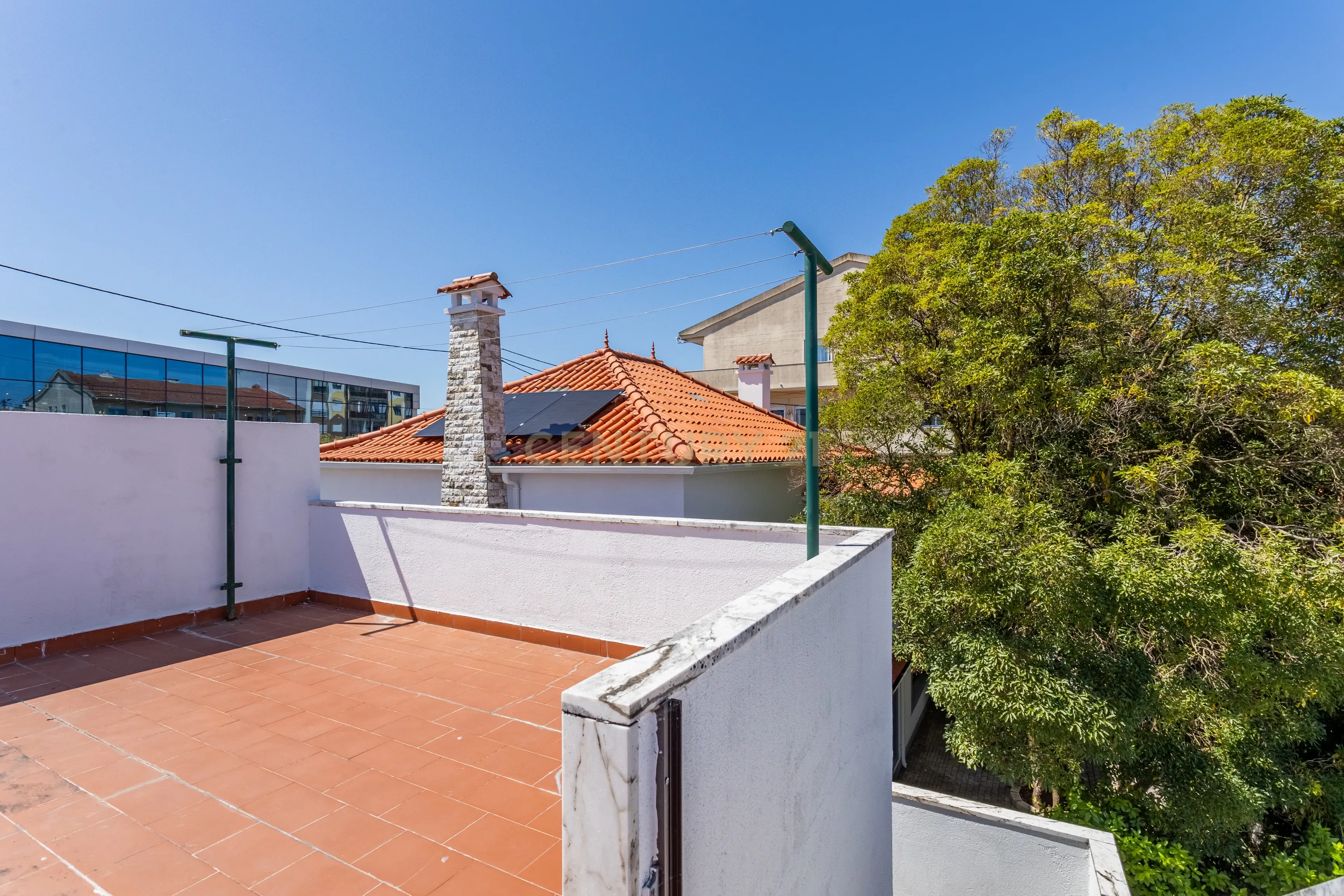 Moradia T5 isolada, inserida num lote de terreno de 750m2 em Casal de Cambra - Image 37