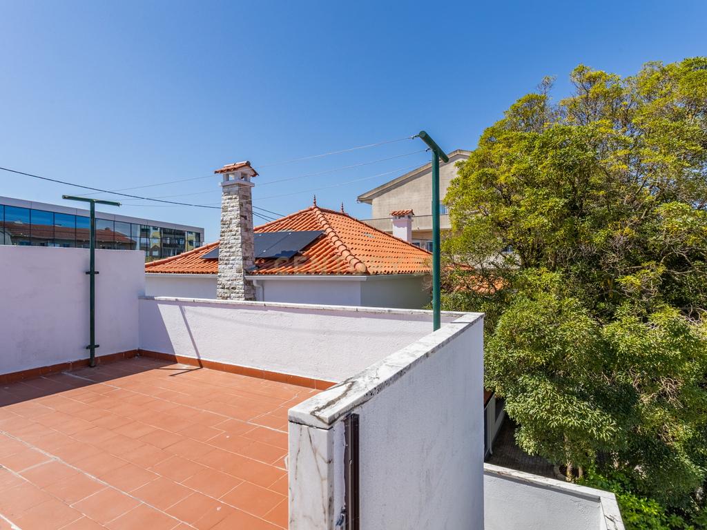 Moradia T5 isolada, inserida num lote de terreno de 750m2 em Casal de Cambra - Image 37