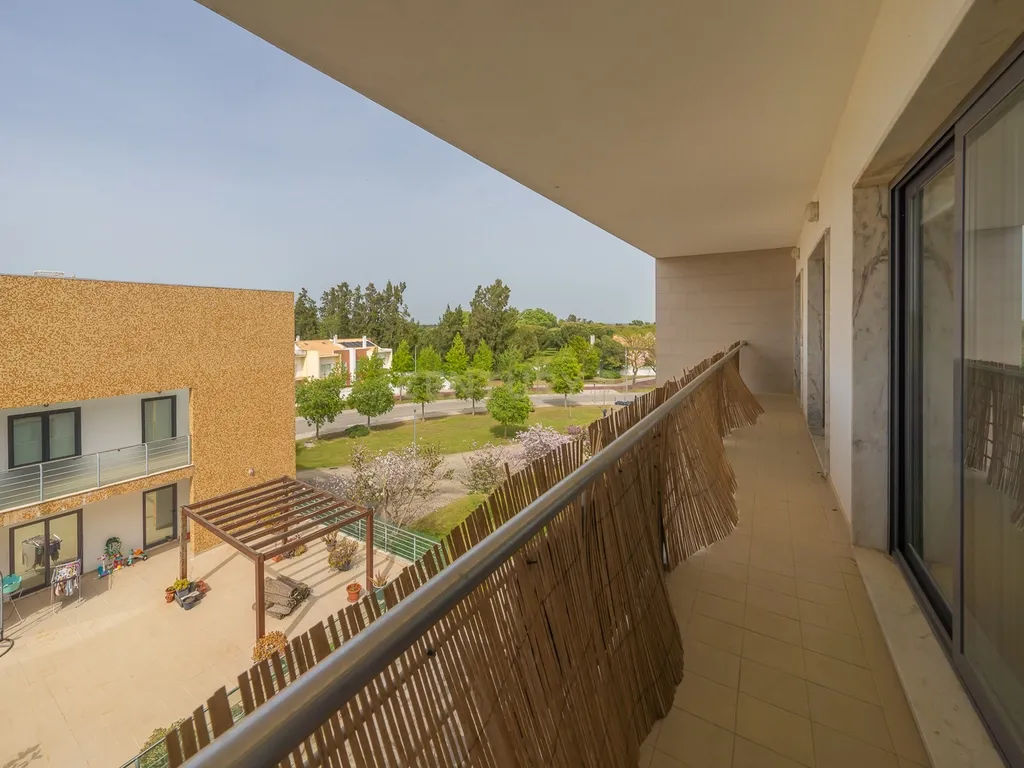 Apartamento T3 com Duas Varandas e Dois Lugares de Estacionamento, na Vila Serena, Pinhal Novo - Image 1