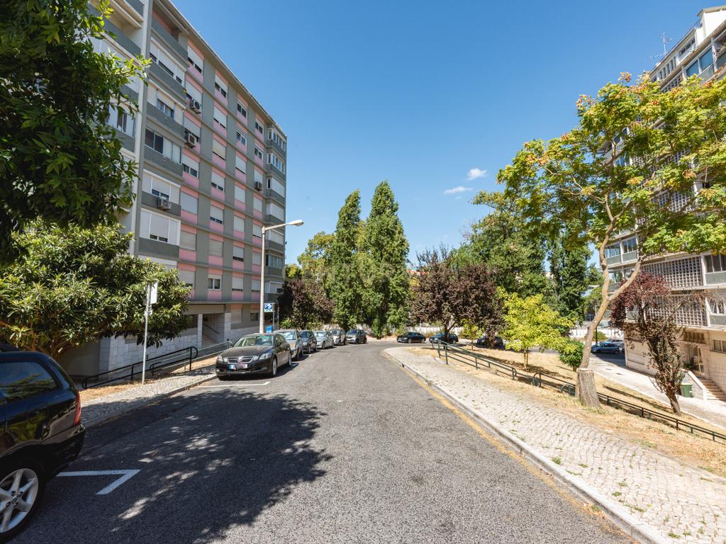  Apartamento T4 para Remodelação no Coração dos Olivais, com Vista Fantástica - Image 36