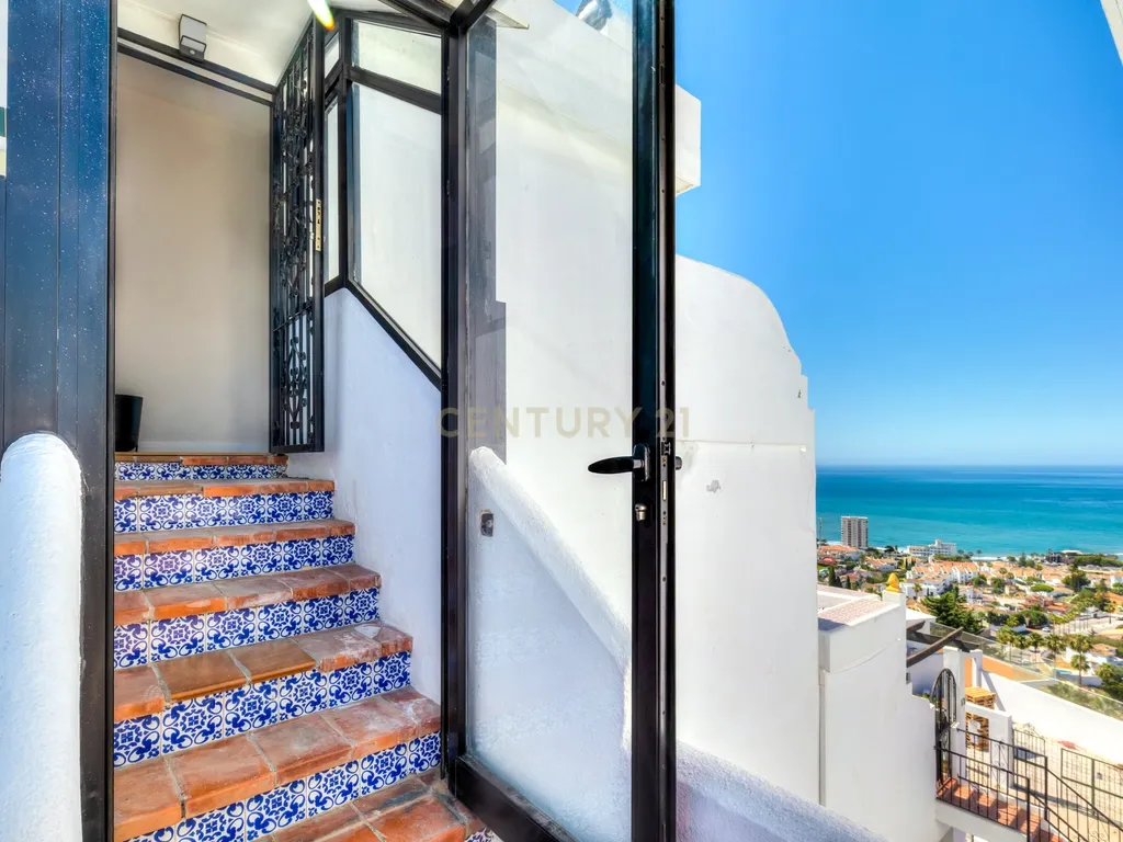 PENTHOUSE TOTALMENTE REMODELADA E PRONTA A ESTREAR COM VISTAS PANORÂMICAS PARA O MAR, DUAS VARANDAS E PISCINA EM MIJAS COSTA - Image 23