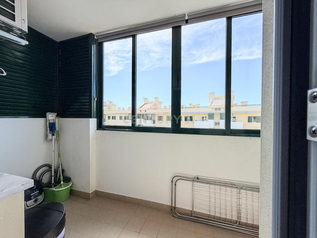 Espaçoso apartamento T2 com varanda em Armação de Pêra, Silves. - Image 13