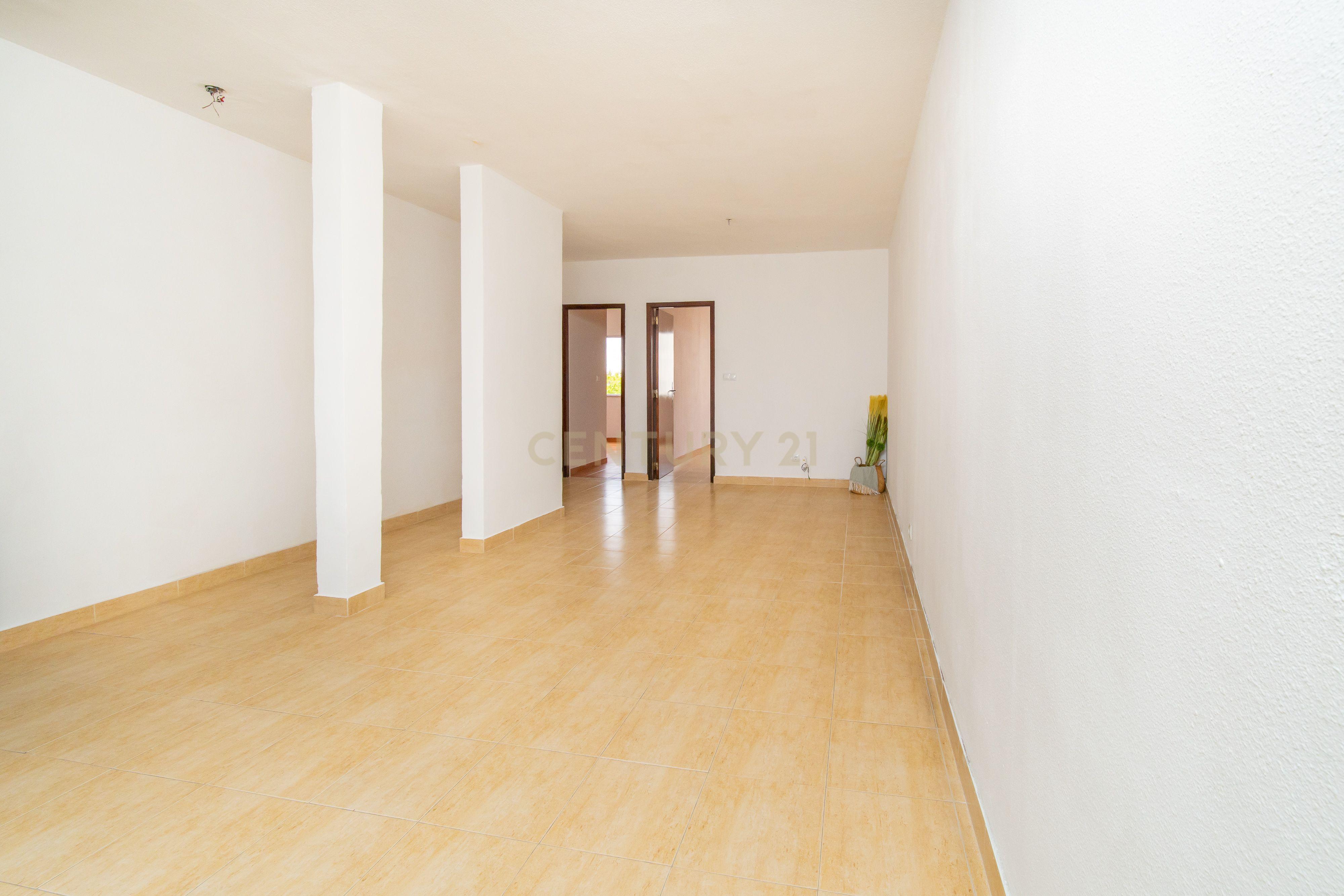 Fotografia 3 de Apartamento T2 no 7.º andar com vista desafogada, marquise e despensa em Santo António dos Cavaleiros