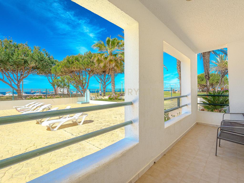 Apartamento T2 com Vista Mar na Primeira Linha de Praia – Quarteira - Image 19