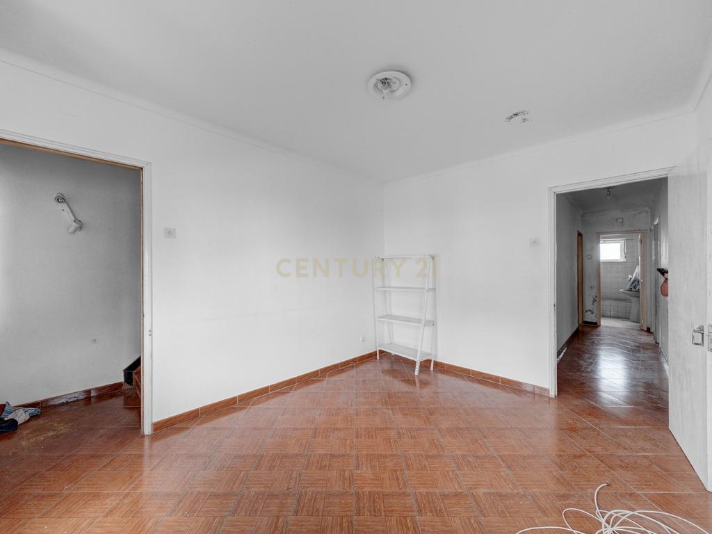 Apartamento T2 para recuperação em zona histórica de Angra do Heroísmo - Oportunidade Única! - Image 4