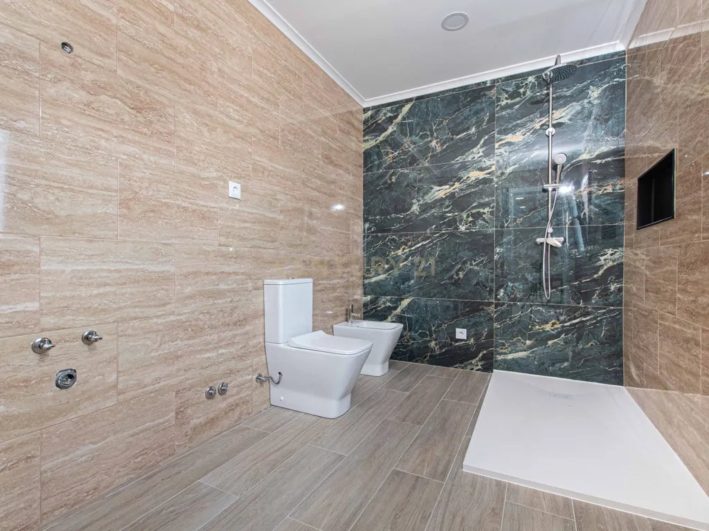 MORADIA T3 COM PISCINA E VISTA CAMPO - Image 16