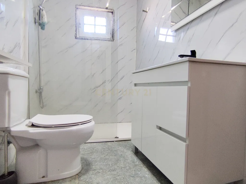 Moradia T4 numa Localização Privilegiada em Chaves - Image 17