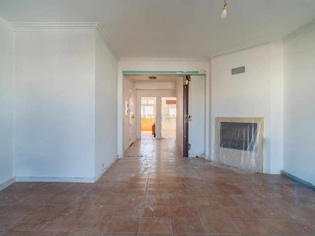 Excelente Apartamento T3 + 1 em remodelação - Image 5