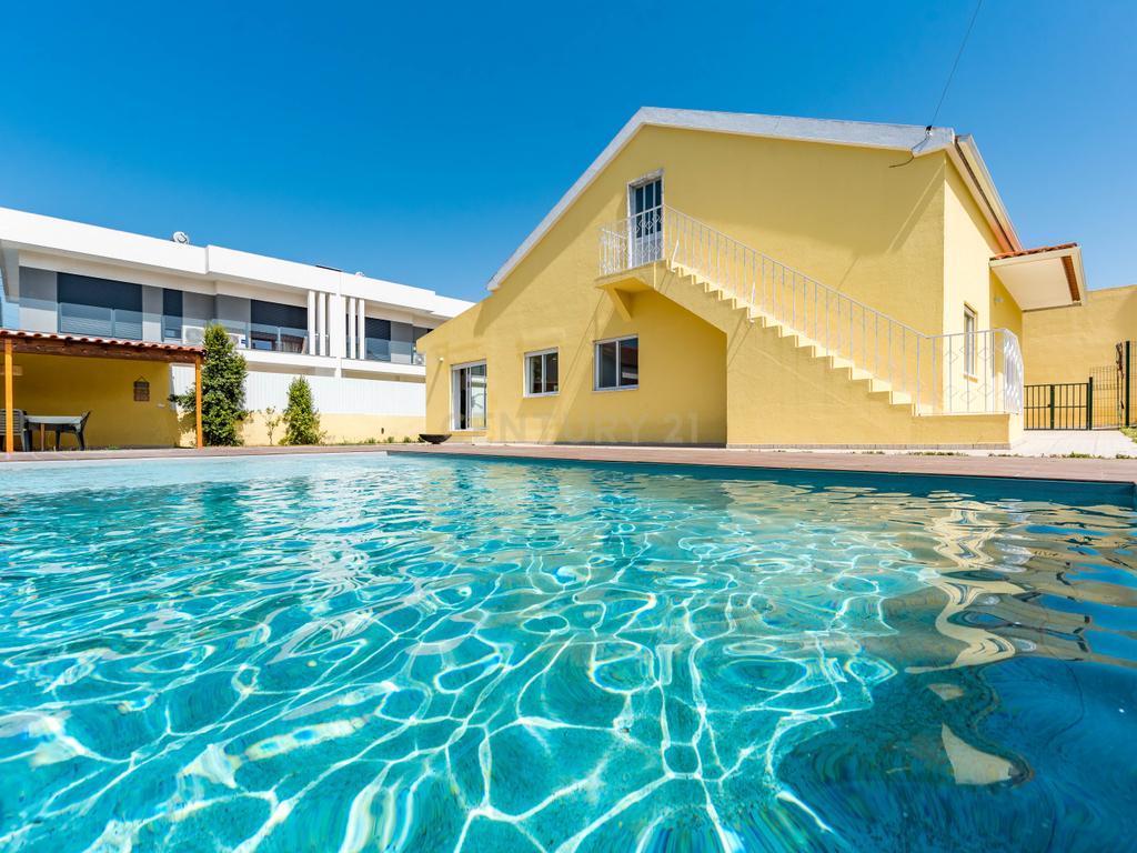 Moradia Totalmente Remodelada com Piscina em Fernão Ferro - Image 1