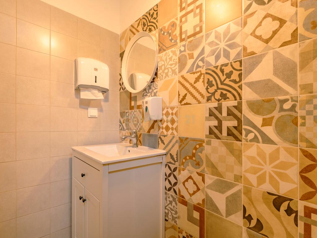 OPORTUNIDADE! ESPAÇO DE RESTAURAÇÃO MUITO BEM DECORADO E TOTALMENTE EQUIPADO EM LOCALIZAÇÃO CENTRAL DE LISBOA, GRANDE POTENCIAL PARA O SEU NEGÓCIO! - Image 30
