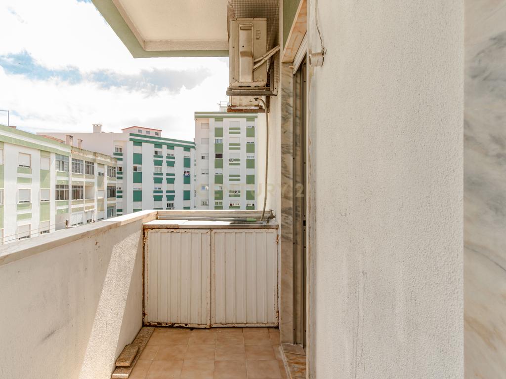 Apartamento T2 em Corroios, Seixal - Oportunidade Única! - Image 15