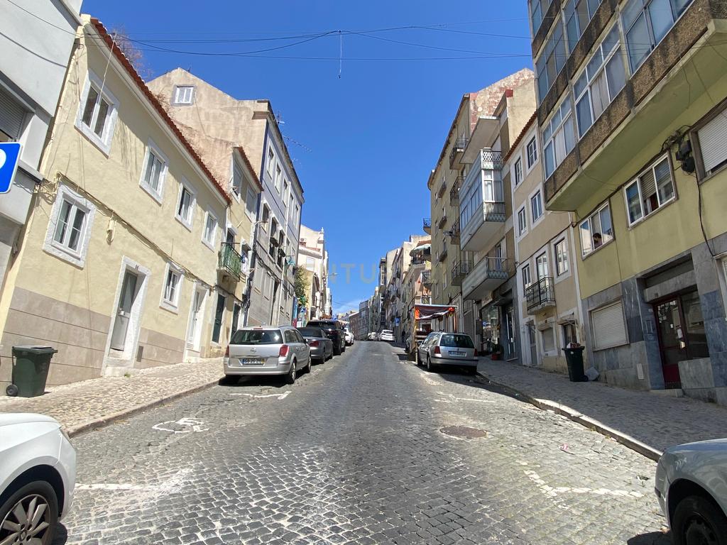 Apartamento T2 no centro de Lisboa - São Vicente, com um pequeno logradouro. - Image 28