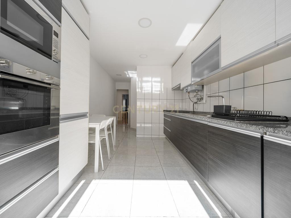 Apartamento T2 Renovado com Varanda e Arrecadação em São João da Talha - Image 6