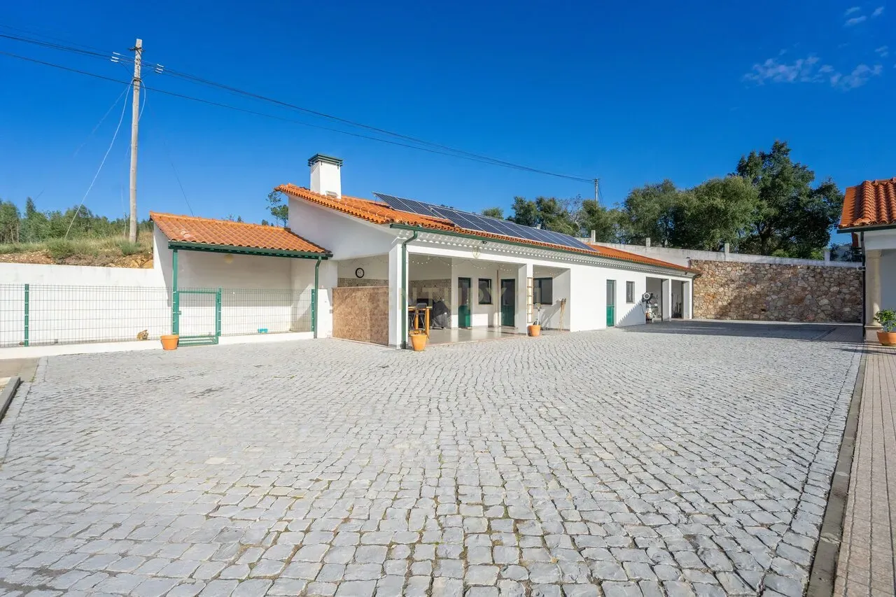 Moradia T4 de qualidade em estado novo com varanda coberta, piscina, terraço, jardim,canil,garagem dupla e vistas boas numa localização sossegada - Image 58