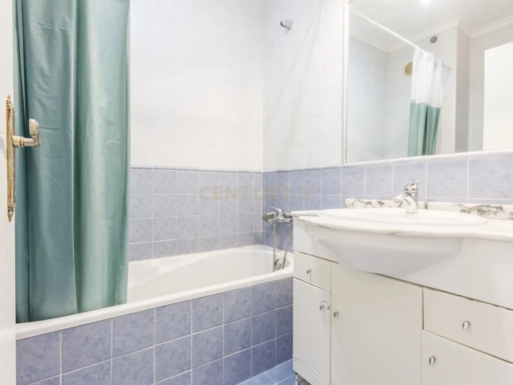 Apartamento T2 Moderno no Monte da Caparica, Pronto a Habitar - Image 10