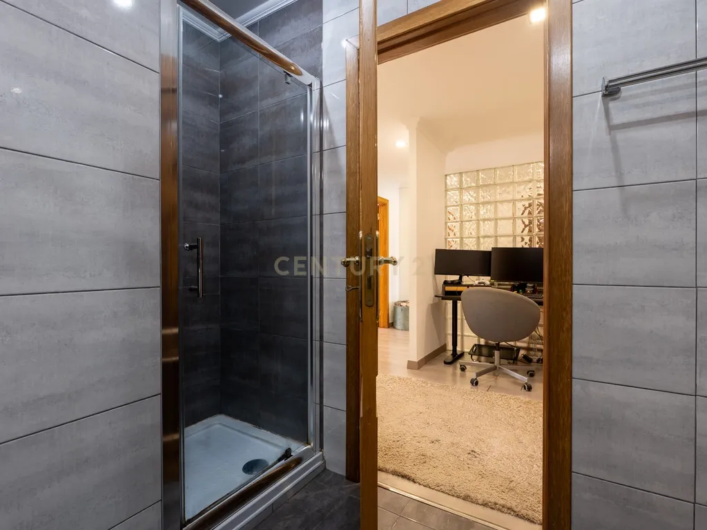 * ESPECTACULAR APARTAMENTO NO CENTRO DE MAFRA, COM VARANDA E PARQUEAMENTO * - Image 26