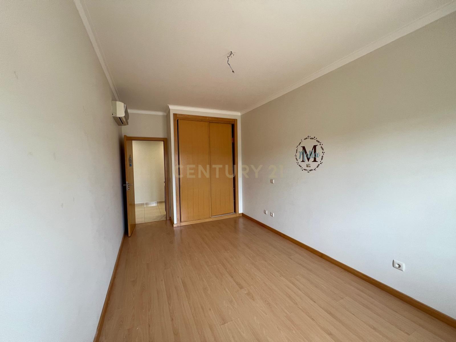 Apartamento T4 no Entroncamento – Rés do chão com terraço - Image 10