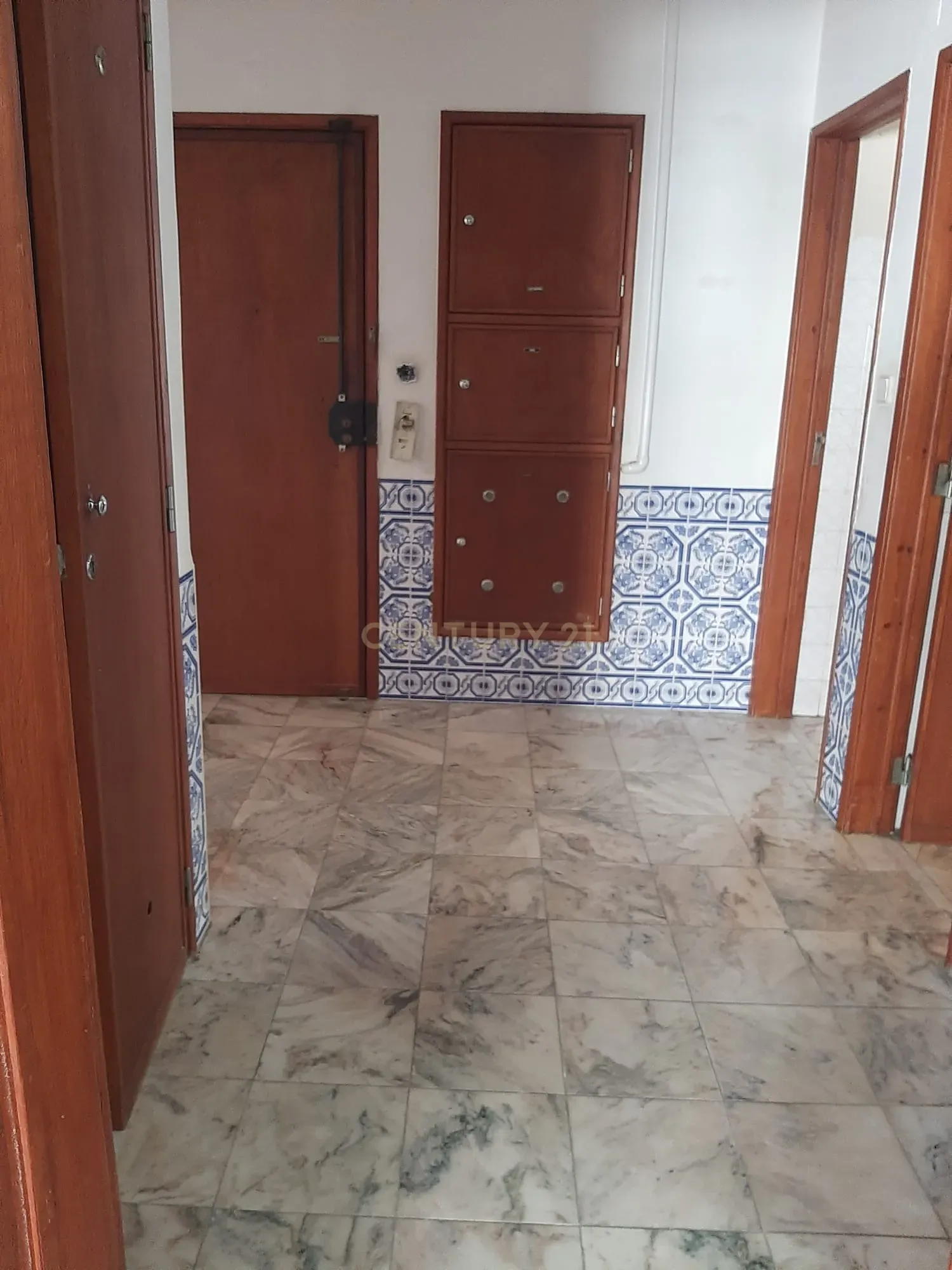 Oportunidade Única em Carnaxide - T3 - Imóvel para remodelar com Excelente Localização - Image 12