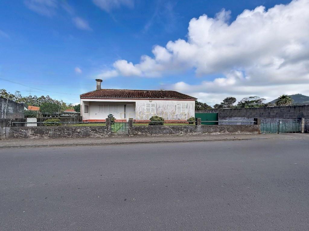 Moradia T3+1 térrea com garagem, jardim e amplo terreno — Aflitos, Fenais da Luz - Image 1